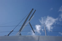 un albero in carbonio ripreso dall'esterno della barca a vela