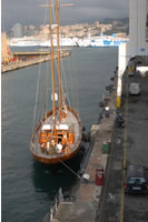 una barca a vela davanti alla nostra ditta